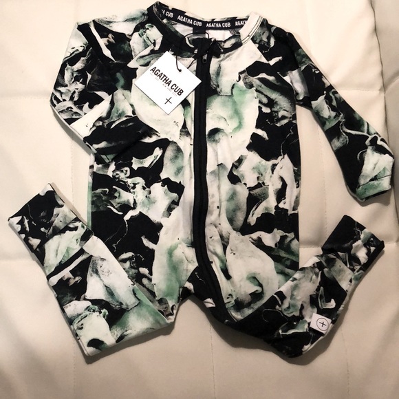 Agatha Cub-Baby romper in emerald green color. Made with Cuffs for hands & feet - Picture 2 of 6